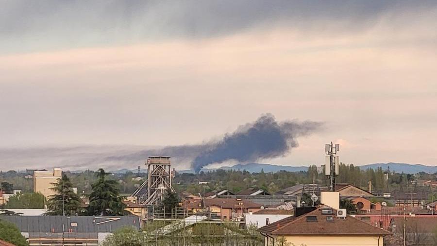 Incendio in una ditta di raccolta rifiuti a Modena: il fumo nero visibile anche da Reggio Emilia