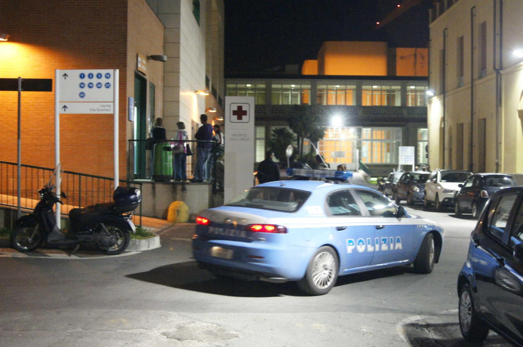 Una volante della polizia di Stato all'esterno del pronto soccorso di Livorno (foto d'archivio)