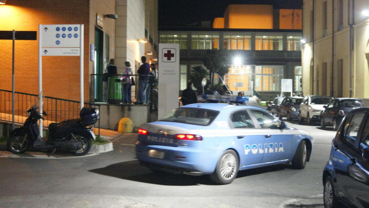 Una volante della polizia di Stato all'esterno del pronto soccorso di Livorno (foto d'archivio)