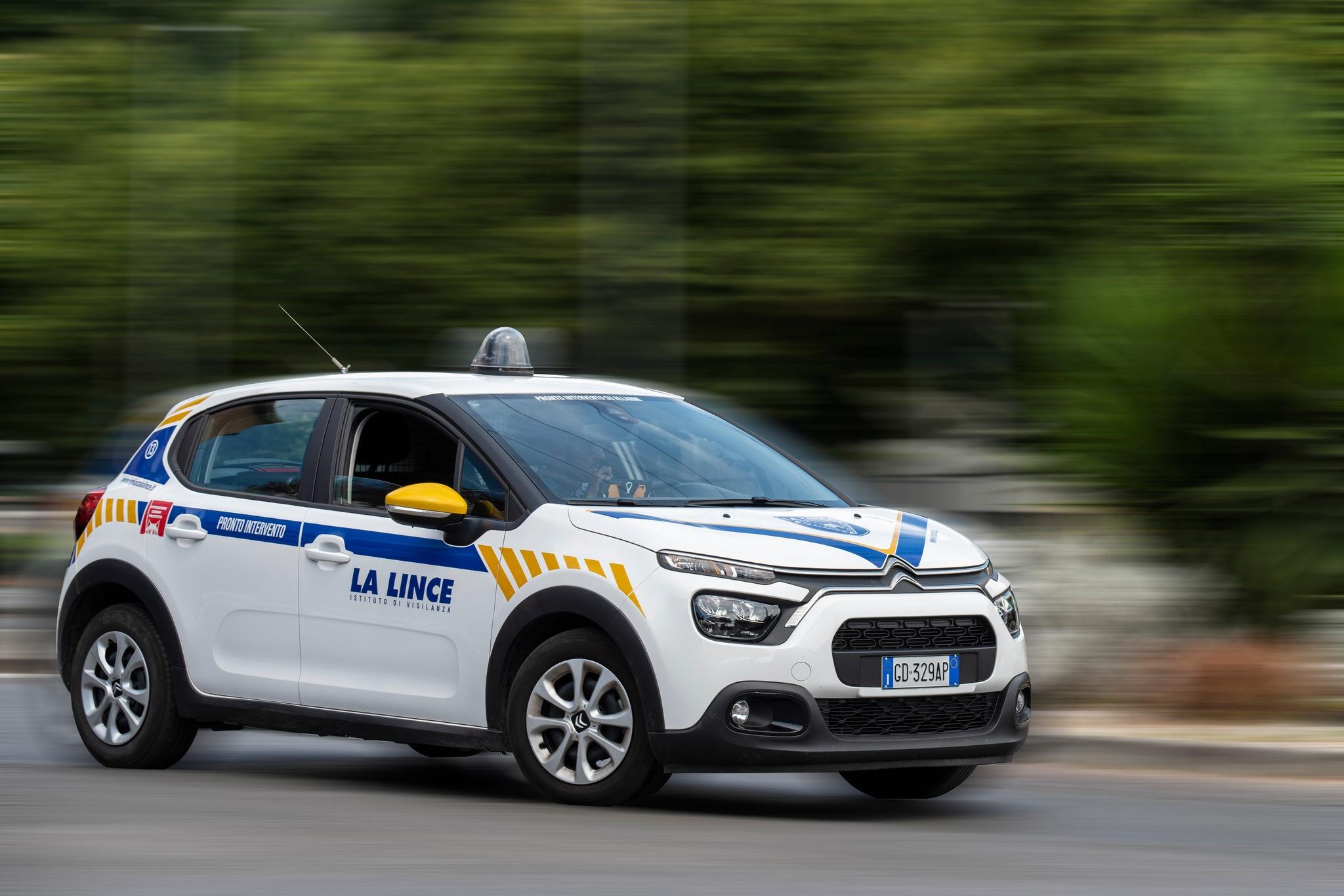 Un'auto dell'istituto di vigilanza "La Lince"