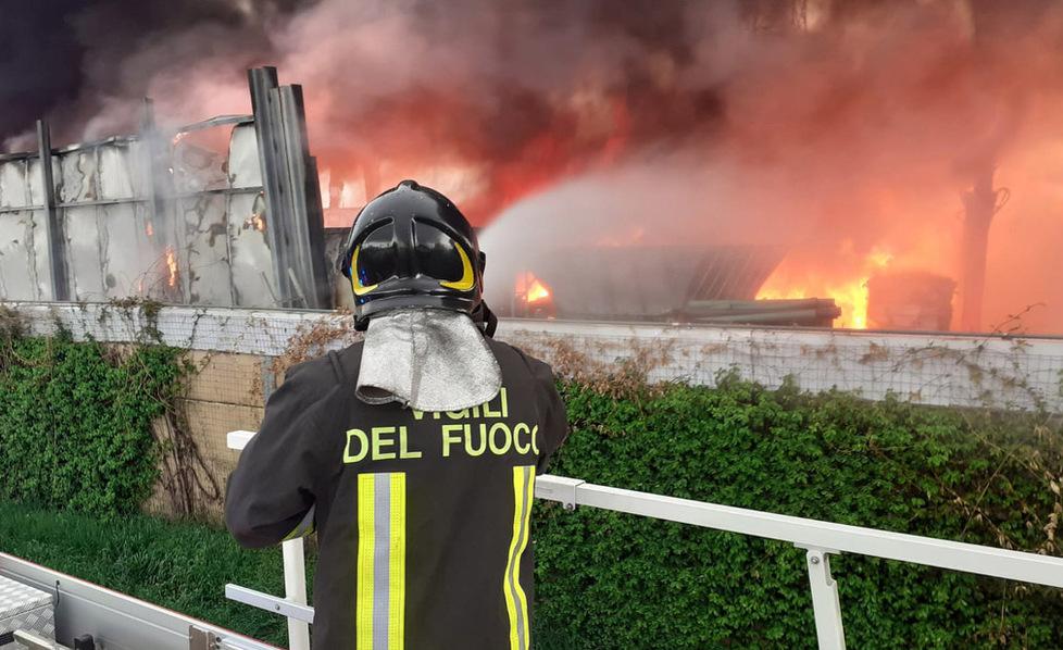 Modena Rifiuti in fiamme a Baggiovara, è allarme. Secondo rogo in due mesi