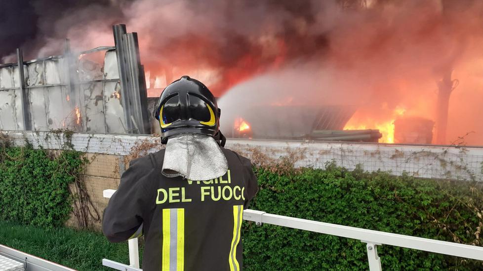 Modena Rifiuti in fiamme a Baggiovara, è allarme. Secondo rogo in due mesi