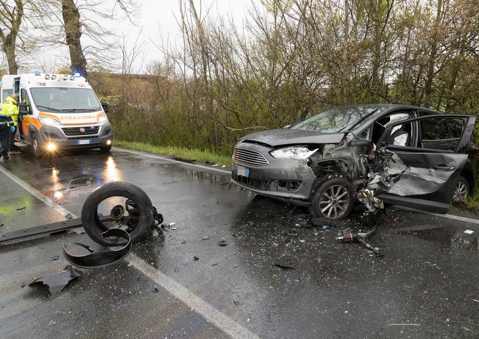 San Cesario Schianto con tre auto sulla via Emilia, donna ferita 