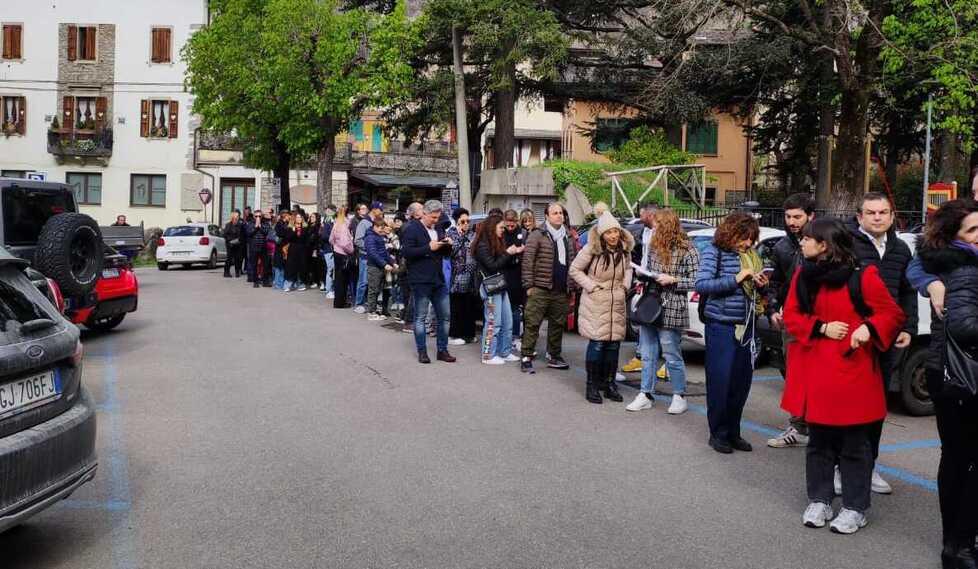 Fanano. Centinaia di persone in coda all’alba per una parte nel film di De Luigi 
