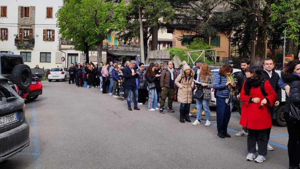 Fanano. Centinaia di persone in coda all’alba per una parte nel film di De Luigi