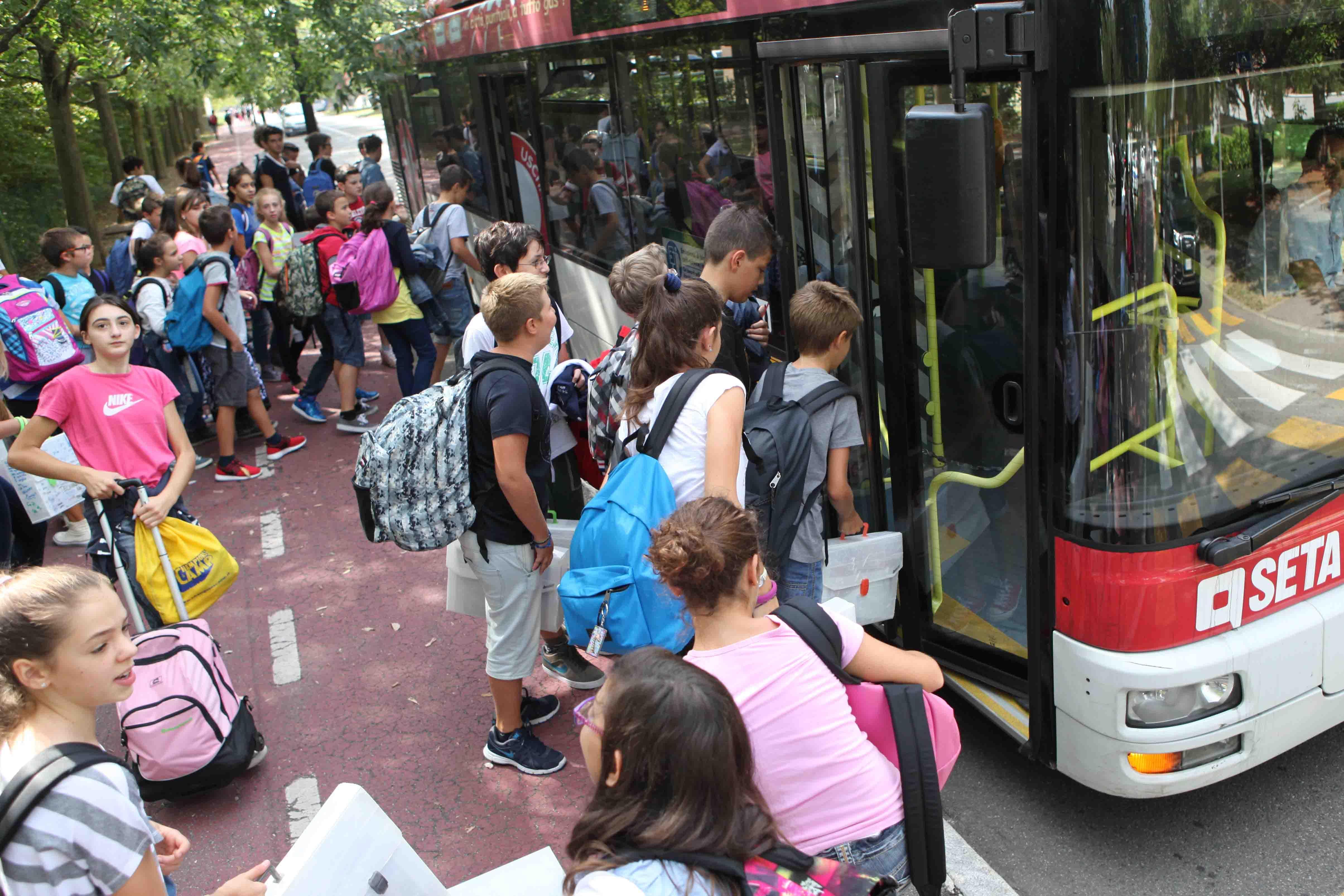 Bullismo sul bus: i passeggeri si ribellano al rapinatore e lo consegnano ai carabinieri 