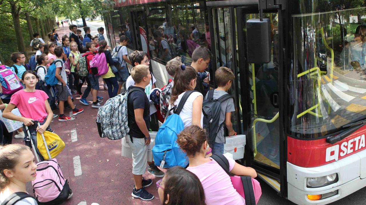 Bullismo sul bus: i passeggeri si ribellano al rapinatore e lo consegnano ai carabinieri