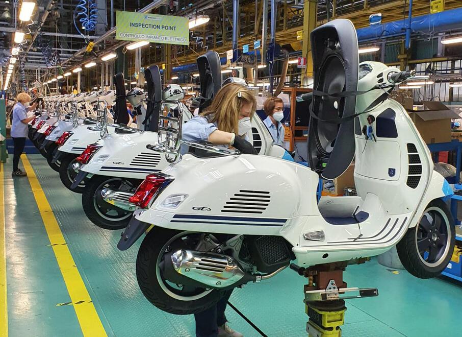 Ancora il sogno del posto fisso alla Piaggio: assunti 55 operai, ora confronto sull’integrativo