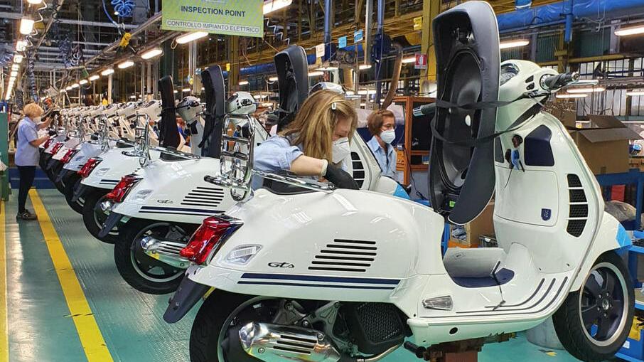 Ancora il sogno del posto fisso alla Piaggio: assunti 55 operai, ora confronto sull’integrativo
