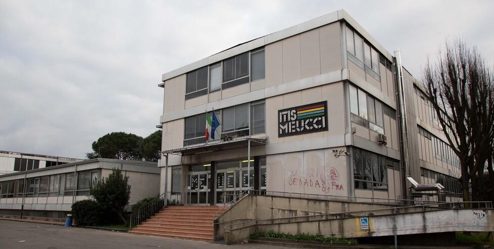 La prof trascrive male il voto e viene aggredita: intervengono i carabinieri