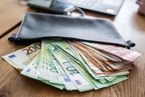 Nel camion di un’azienda sarda la finanza di Treviso trova 280mila euro in contanti nascosti: indagini