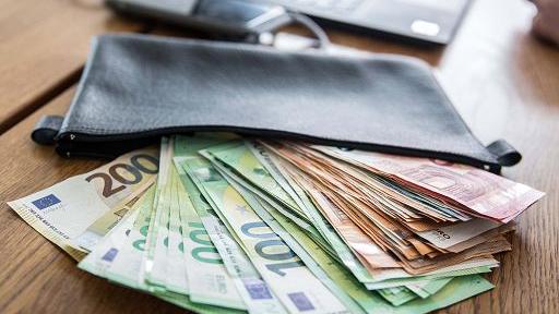 Nel camion di un’azienda sarda la finanza di Treviso trova 280mila euro in contanti nascosti: indagini