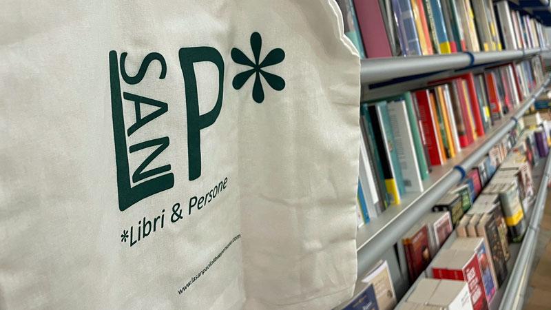 Empoli, si finge incinta per rubare in libreria. «Posso riposare?» e svaligia la cassa