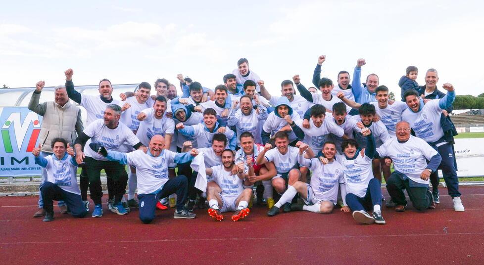 Festa per la promozione del Montecatini con vecchie glorie, magliette e musica