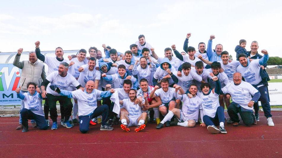 Festa per la promozione del Montecatini con vecchie glorie, magliette e musica
