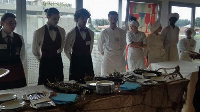 Il pranzo creativo degli studenti coi pesci allevati in mare a Piombino