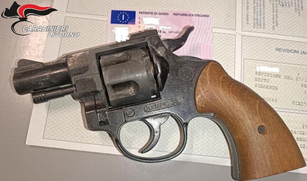 Va al bar e gli cade la pistola: gli avventori chiamano i carabinieri