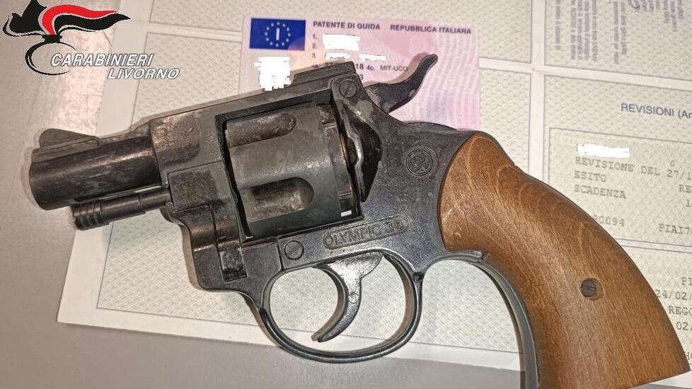 Va al bar e gli cade la pistola: gli avventori chiamano i carabinieri