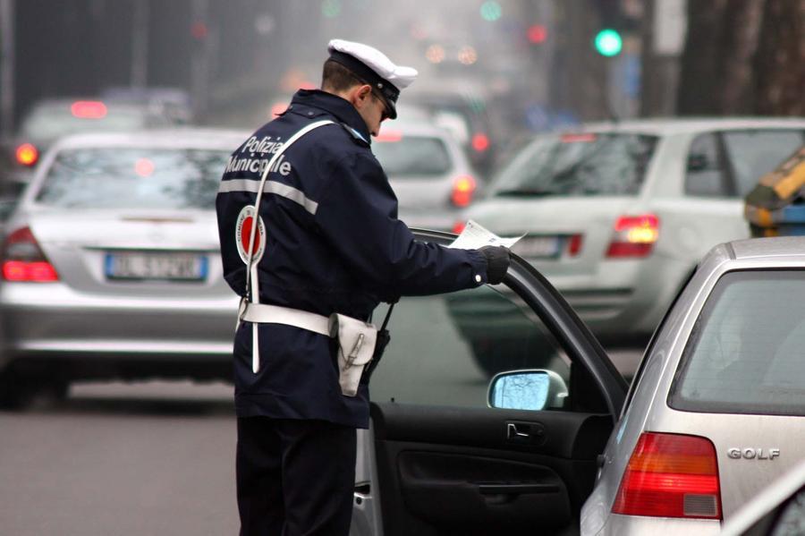 Modena mancata revisione dell’auto: multe della polizia locale a 22 automobilisti