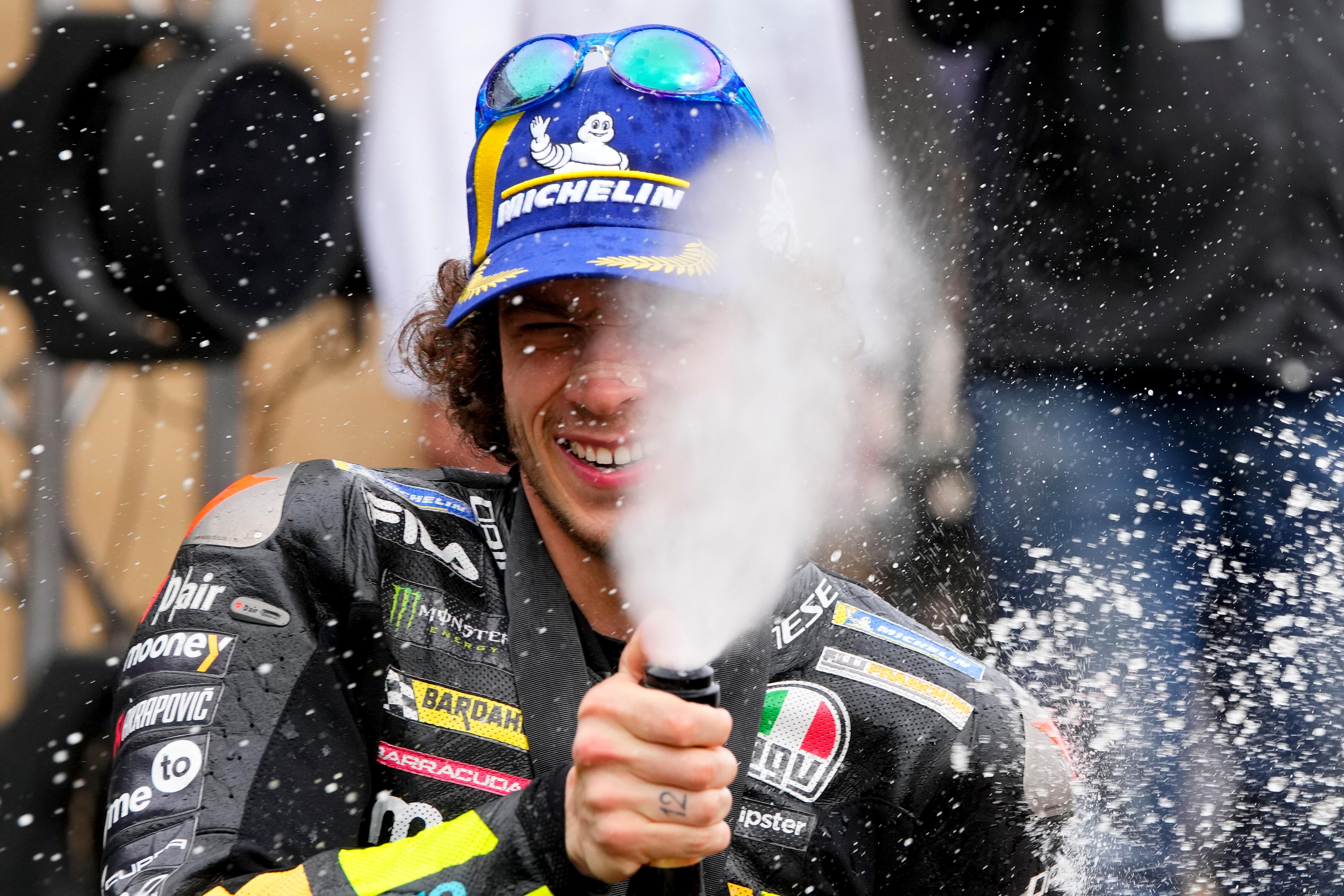 Bezzecchi, danza vincente sotto la pioggia. In Argentina arriva il primo trionfo in MotoGp 