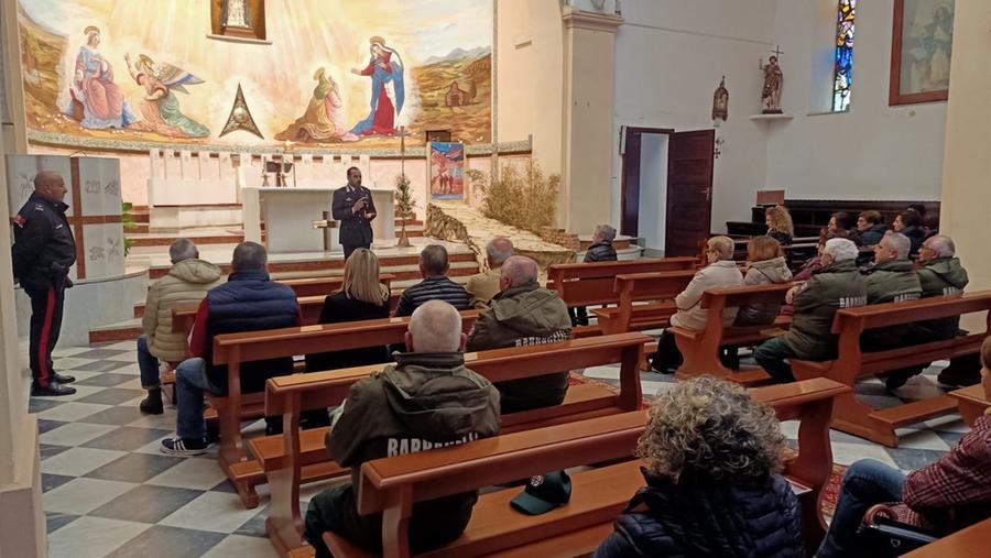 Olmedo, riunione con gli anziani del paese: i carabinieri mettono in guardia dai truffatori