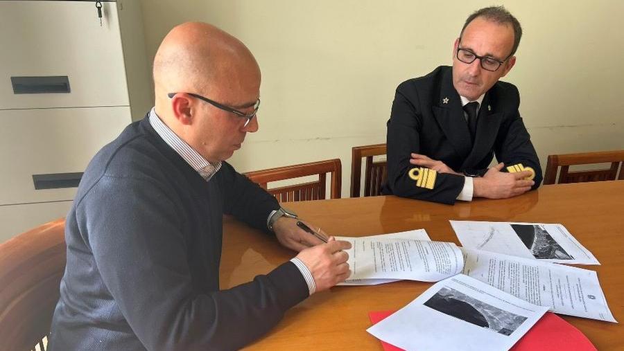
	Il sindaco Massimiliano Sanna e il comandante Federico Pucci durante la stipula dell&#39;accordo

