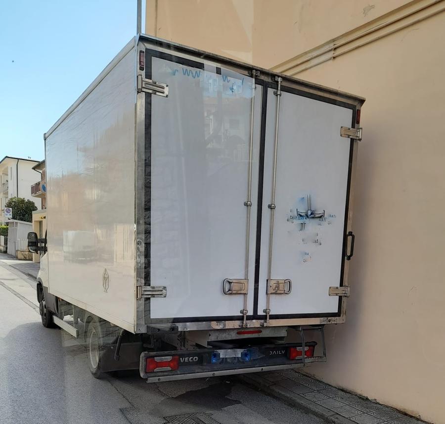 Pisa, furgone in sosta blocca i bus delle corse scolastiche