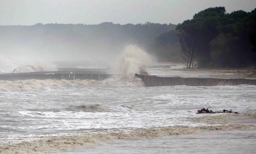 Vento e mare grosso, allerta mareggiate sui Lidi