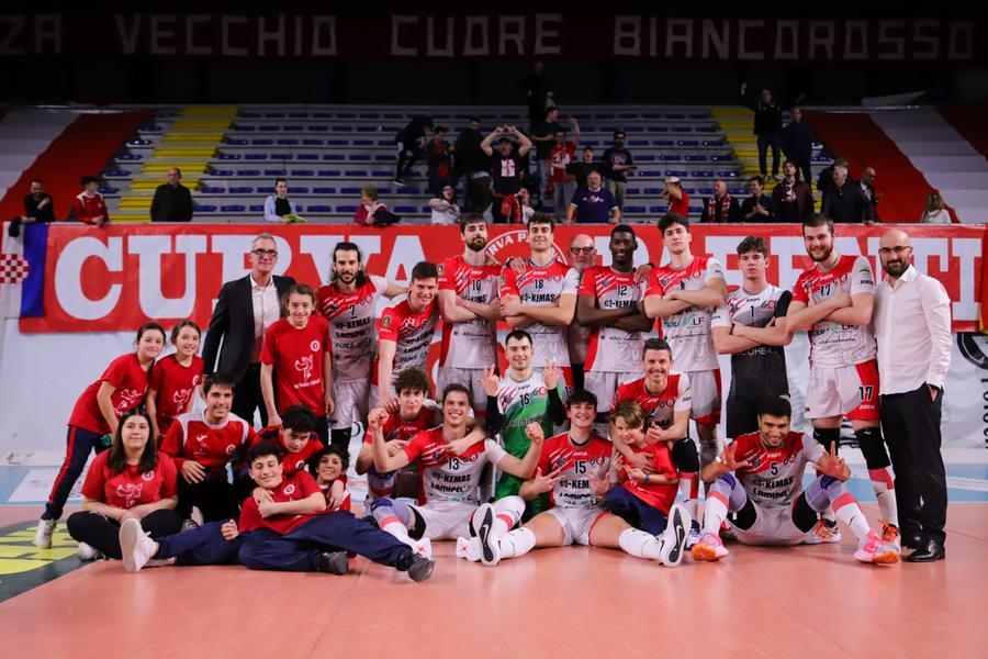
	Lo scatto di gruppo di giocatori, staff e tifosi della Kemas Lamipel Santa Croce dopo il successo su Castellana Grotte (Foto: Lupipallavolo.net)

