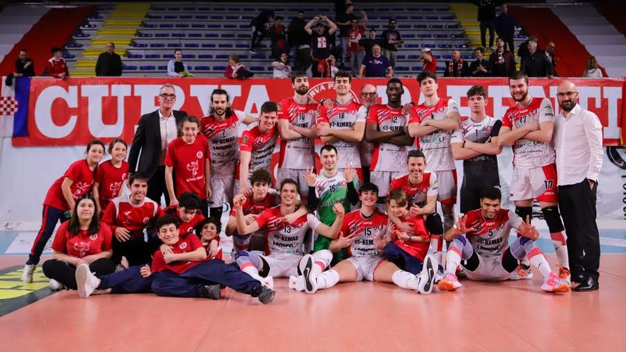 Lo scatto di gruppo di giocatori, staff e tifosi della Kemas Lamipel Santa Croce dopo il successo su Castellana Grotte (Foto: Lupipallavolo.net)