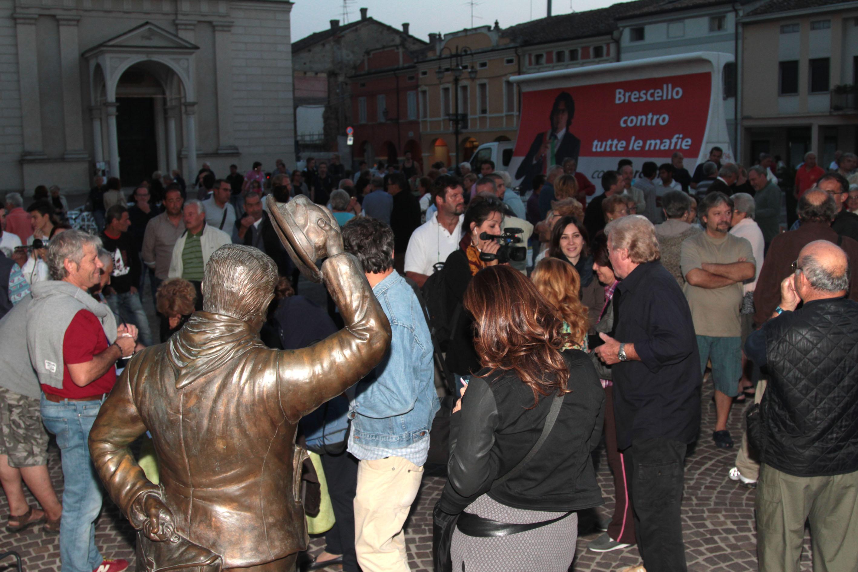 Il sindaco Coffrini incassa la fiducia: 250 sostenitori in piazza