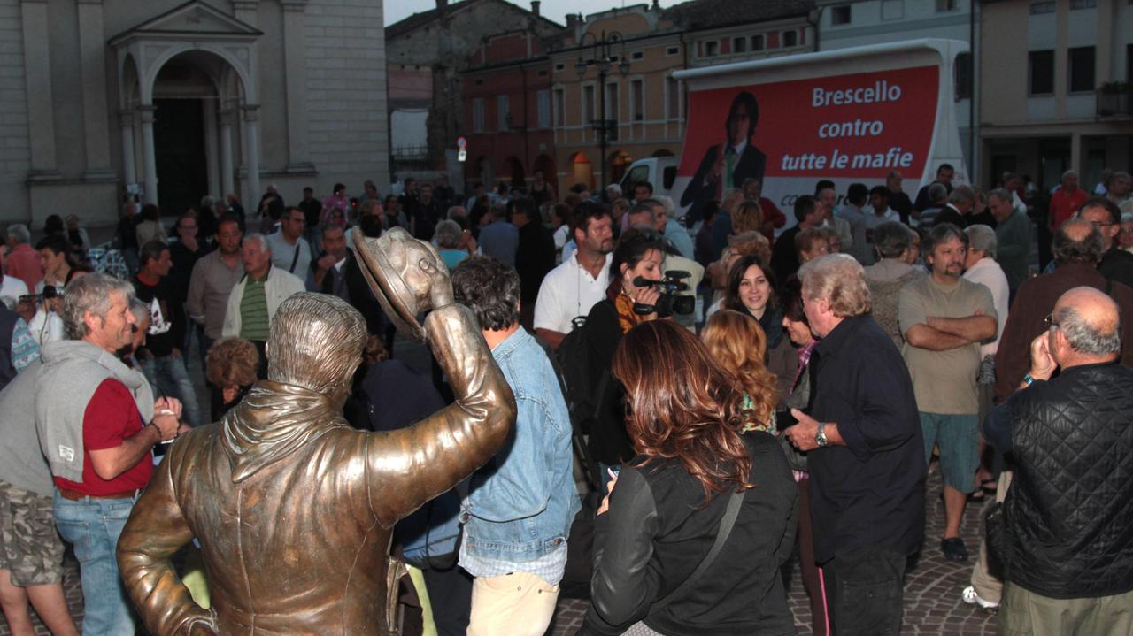Il sindaco Coffrini incassa la fiducia: 250 sostenitori in piazza