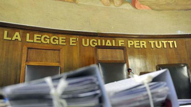 Pisa, la testimonianza di una mamma al processo: «Così mio suocero ha molestato le nipotine»