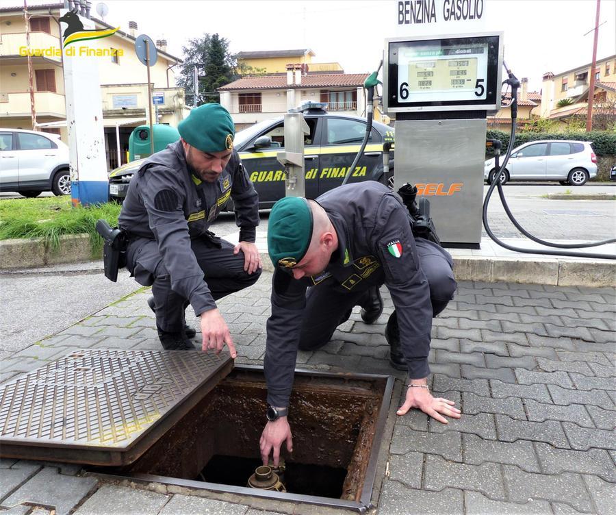 Prato, frode sui carburanti venduti sottocosto senza pagare l’Iva: 35 indagati – Video