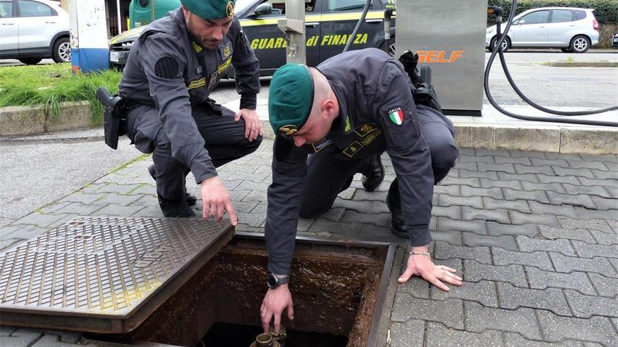 Prato, frode sui carburanti venduti sottocosto senza pagare l’Iva: 35 indagati – Video