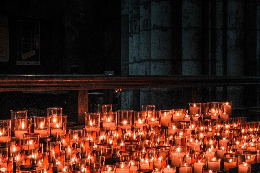 La medium che fingendo di parlare con i genitori morti convinceva ereditiere e imprenditori a farle gestire patrimoni milionari
