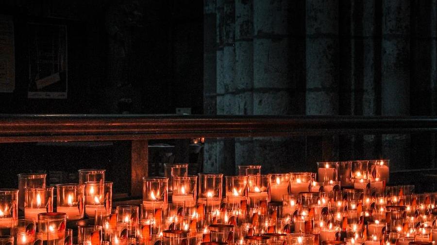La medium che fingendo di parlare con i genitori morti convinceva ereditiere e imprenditori a farle gestire patrimoni milionari