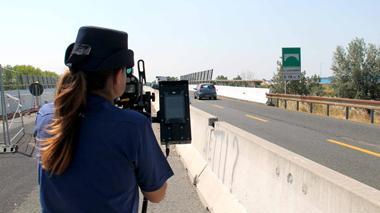 Sfreccia in autostrada a 219 chilometri all’ora