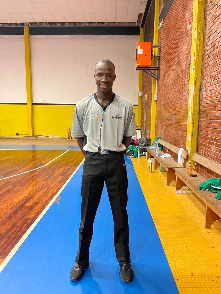 Dopo le offese, tutti con l'arbitro Moustapha: «Un abbraccio, ora ripuliamo lo sport»