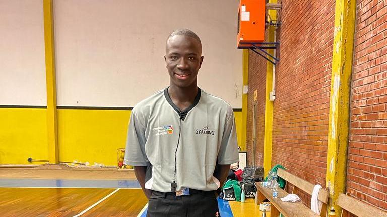 Dopo le offese, tutti con l'arbitro Moustapha: «Un abbraccio, ora ripuliamo lo sport»
