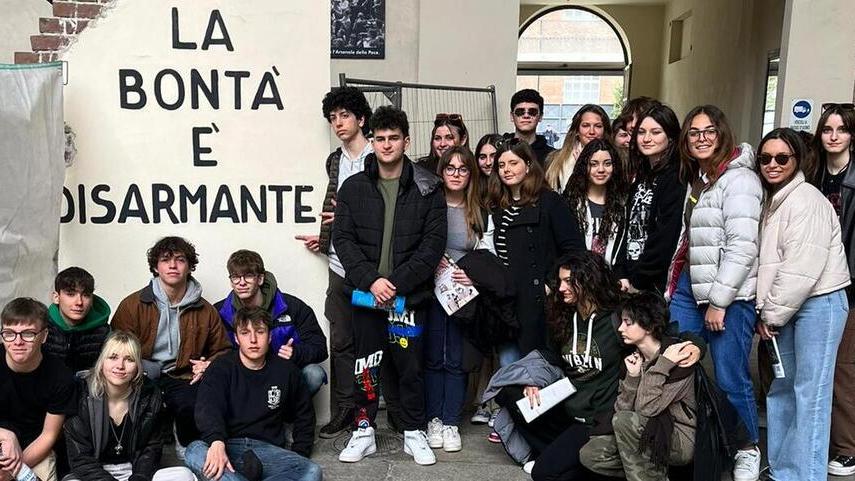 Un Arsenale di pace: il liceo Repetti di Carrara a Torino per un viaggio nella solidarietà
