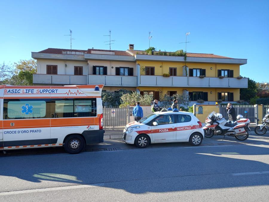 
	L'ambulanza della Croce d'Oro e la polizia municipale davanti all'abitazione della vittima

