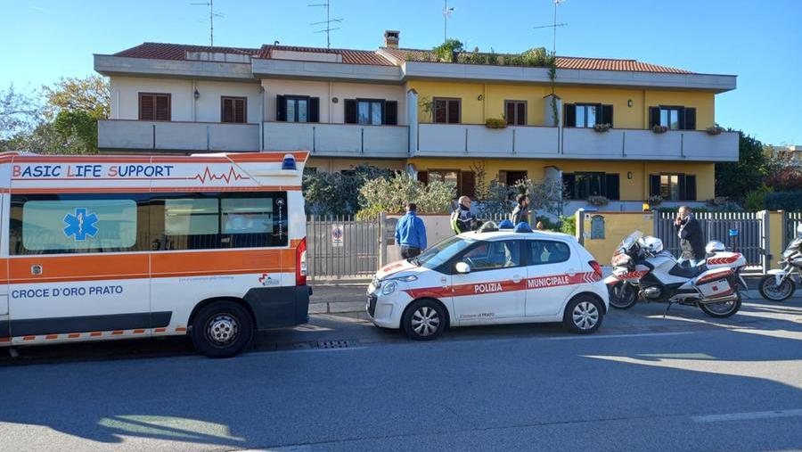 L'ambulanza della Croce d'Oro e la polizia municipale davanti all'abitazione della vittima