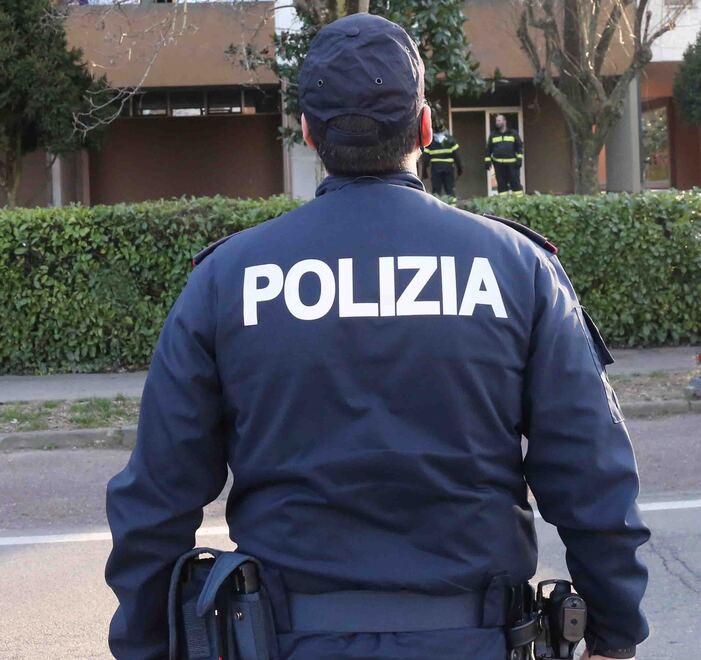 Mirandola, gli nega il prestito: lo minaccia con un tirapugni 
