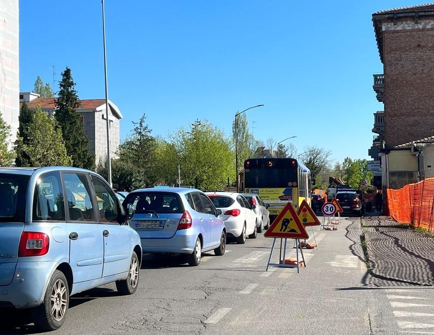 Modena. Via Morane tra code e rabbia «Qui è impossibile lavorare» 