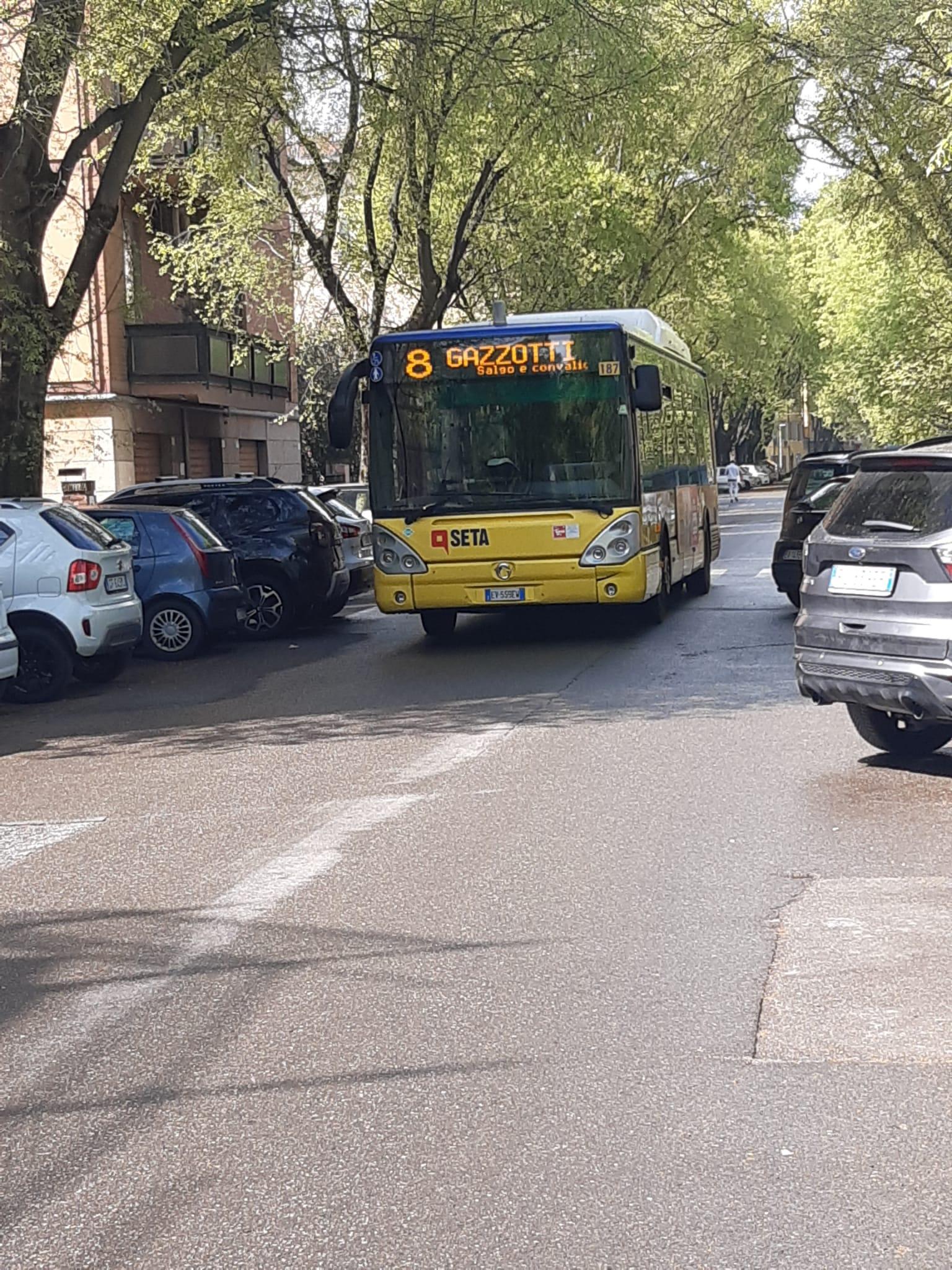 Modena Tra le vie Puccini e Monte Grappa a una corsia e “saltano” gli specchietti 