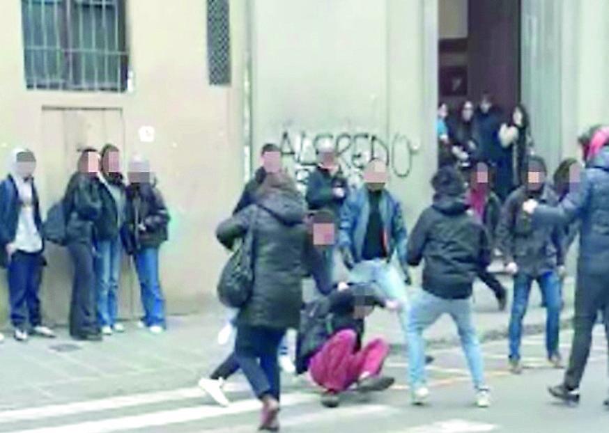 Raid al Michelangiolo, la preside: «Vili gli studenti che hanno costretto la sorella di un indagato a cambiare scuola»