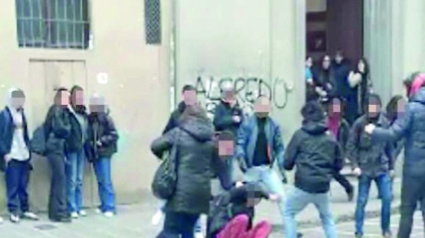 Raid al Michelangiolo, la preside: «Vili gli studenti che hanno costretto la sorella di un indagato a cambiare scuola»