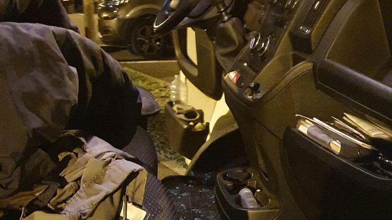 
	Il furgone del 60enne con le schegge del finestrino sbriciolato dal suo aggressore&nbsp;


