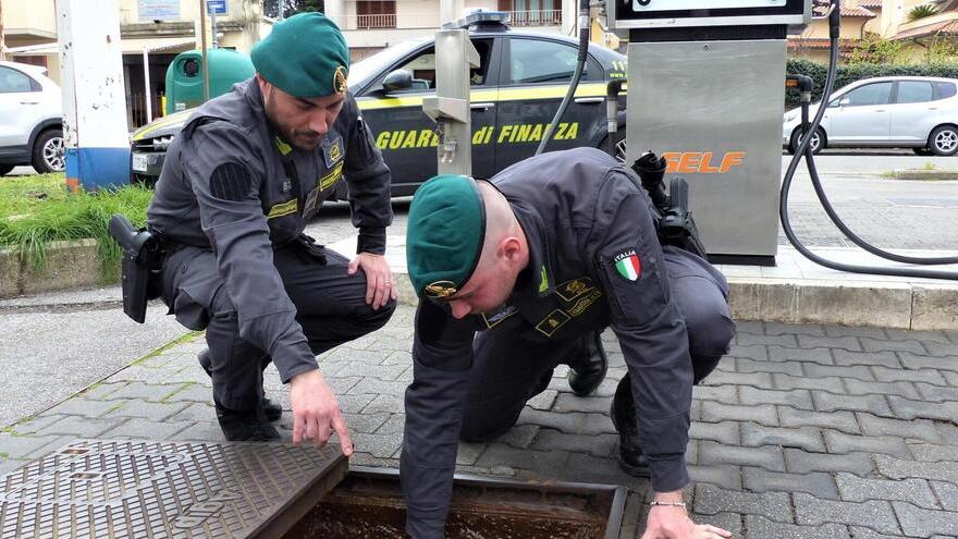 False fatture per 30 milioni: maxi-frode sui carburanti venduti senza pagare l’Iva